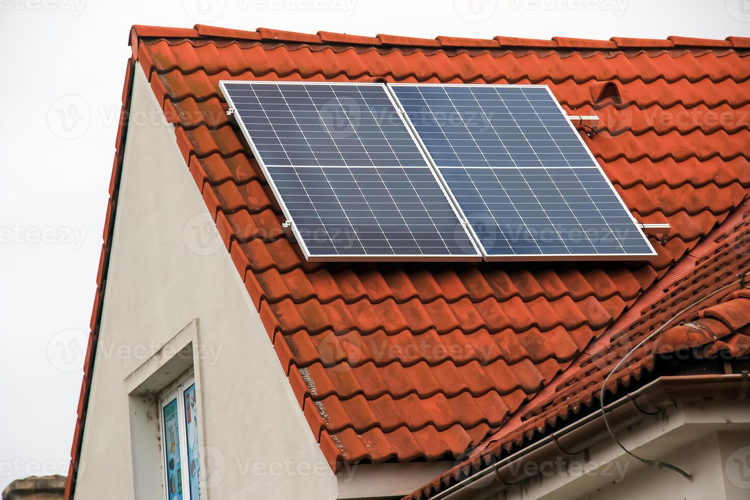 solar painéis em uma teto. meio Ambiente e tecnologia conceitos. foto