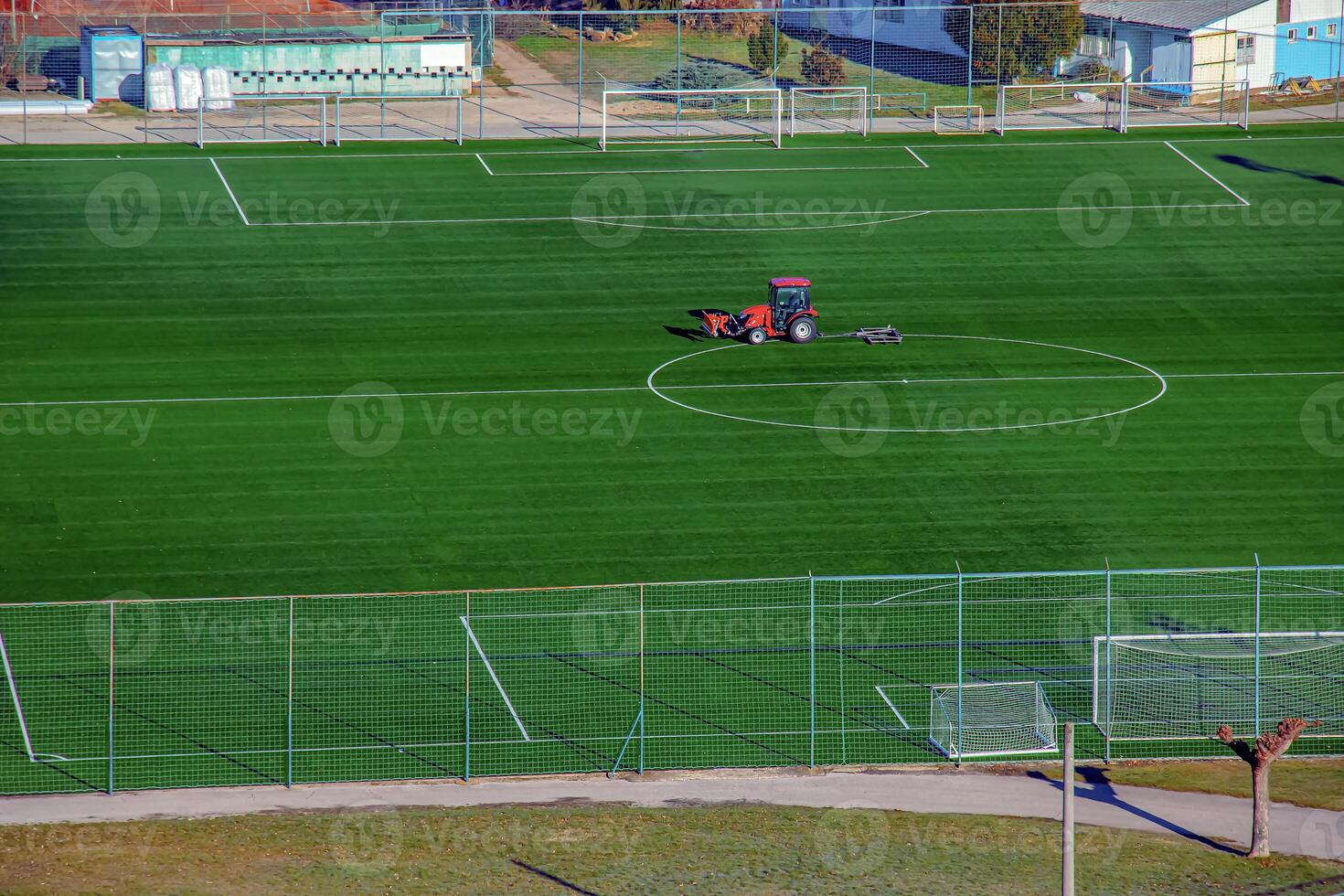 topo Visão em uma trator cuidados para a futebol campo foto