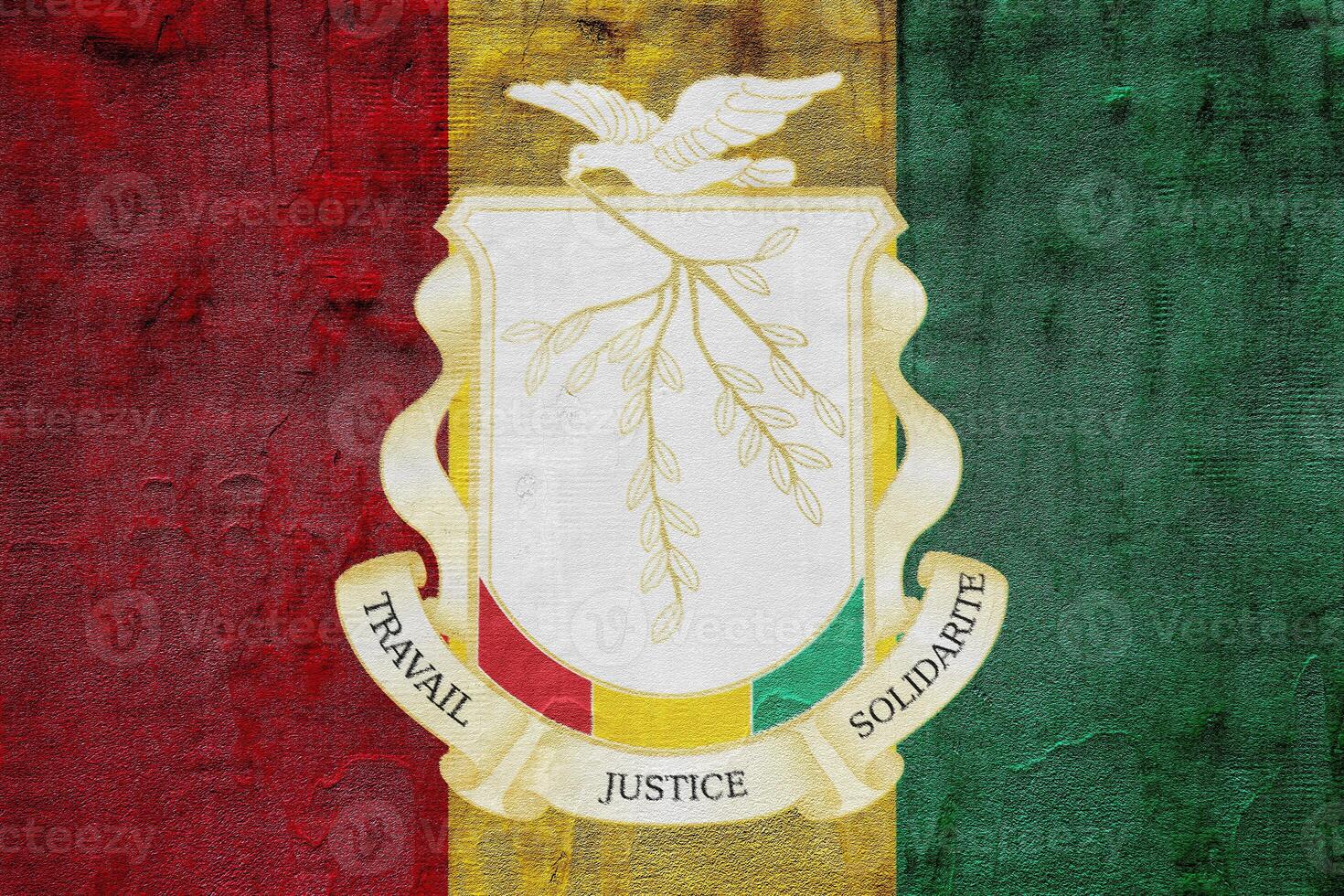 bandeira e casaco do braços do república do Guiné em uma texturizado fundo. conceito colagem. foto