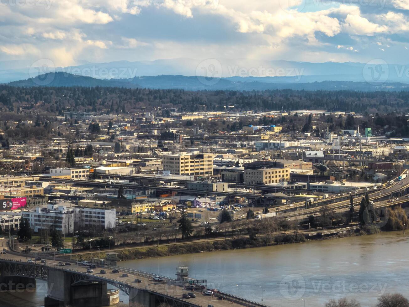 Visualizações do Portland a partir de uma Alto ponto dentro a cidade. Visão a partir de a janela do a Portland cidade grade frutos do mar restaurante. foto