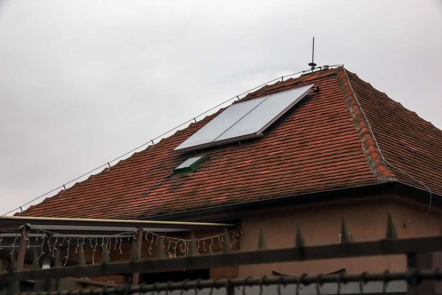 solar painéis em uma teto. meio Ambiente e tecnologia conceitos. foto