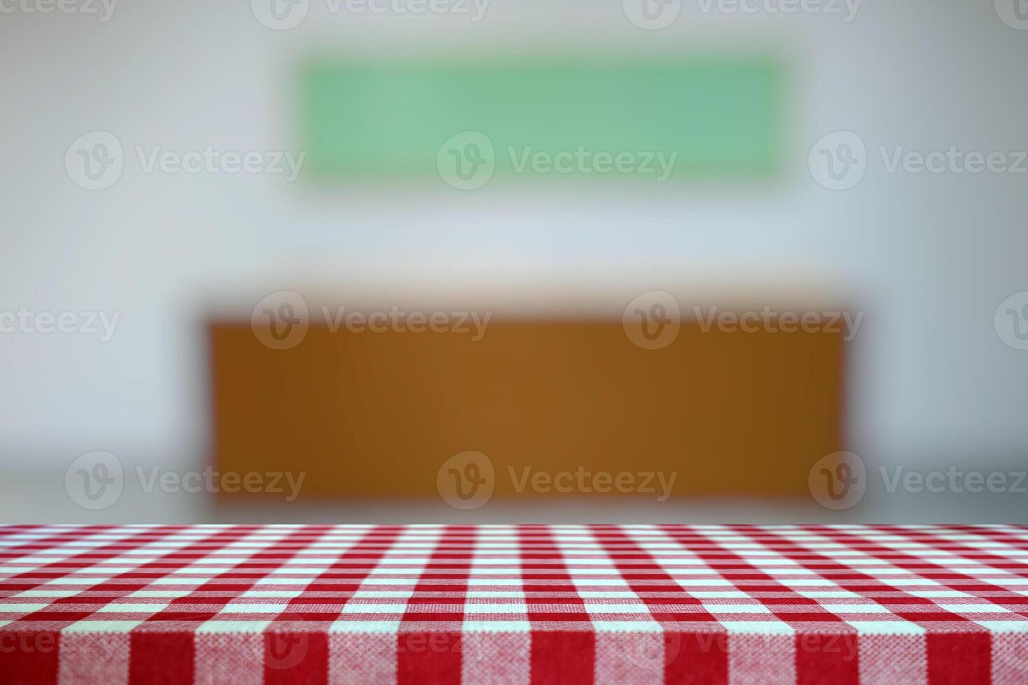 esvaziar mesa coberto com vermelho xadrez toalha de mesa e borrado arte galeria corredor fundo. foto