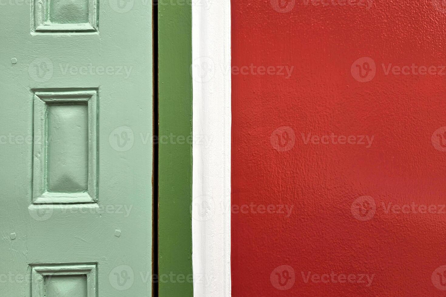 mínimo vermelho pintura concreto parede e madeira verde porta textura para fundo. foto