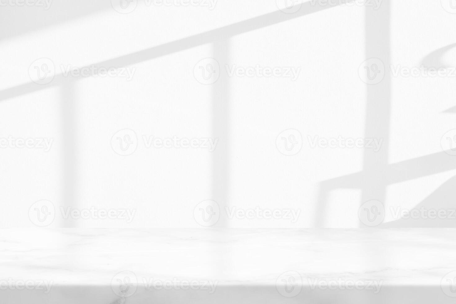 mármore mesa com branco reboco parede textura fundo com luz viga e sombra a partir de a janela, adequado para produtos apresentação pano de fundo, mostrar, e zombar acima. foto
