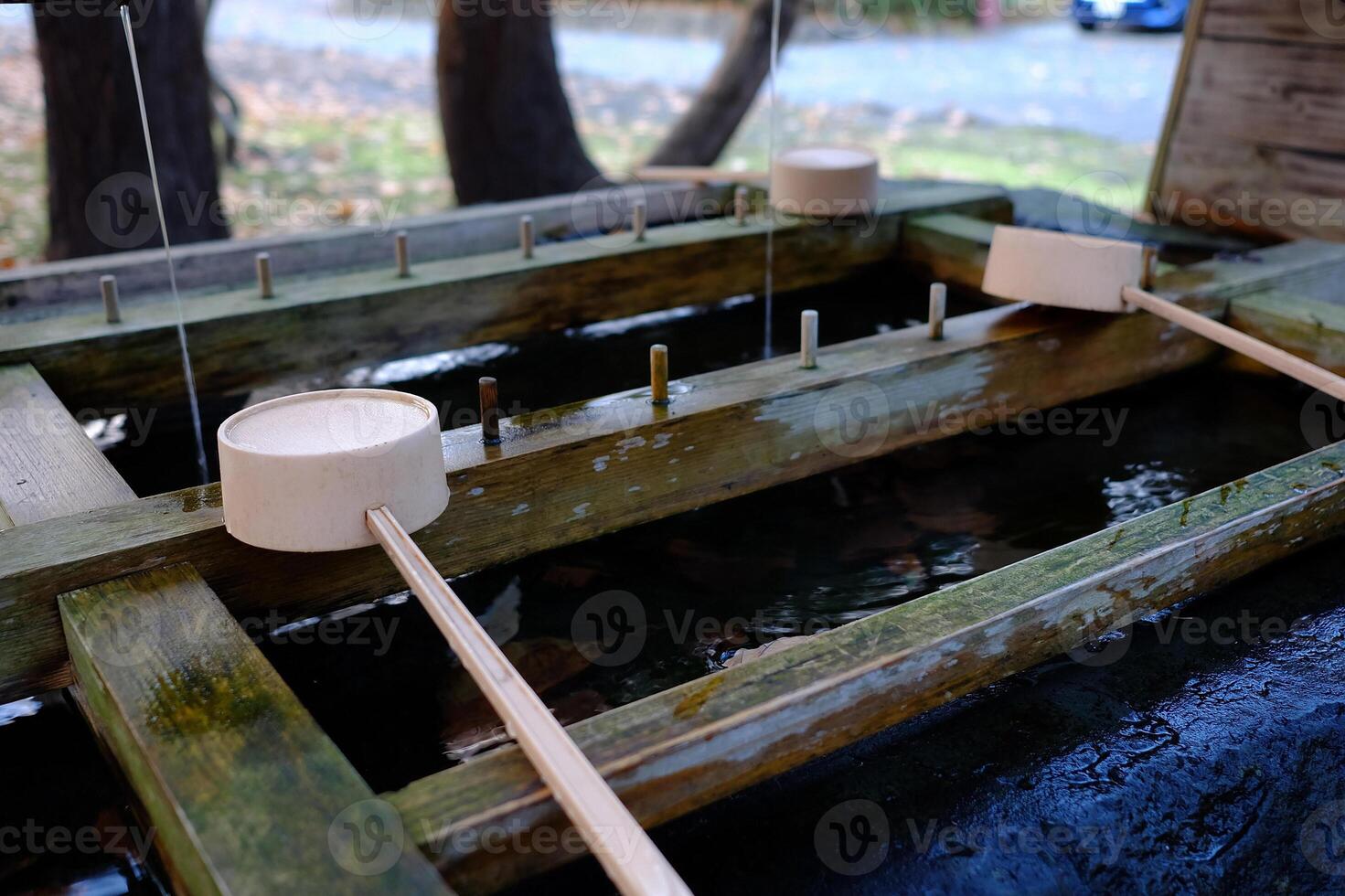 japonês piedosos água dipper dentro frente do Hokkaido santuário Mikado Onde é uma turista atração dentro sapporo, Japão. foto