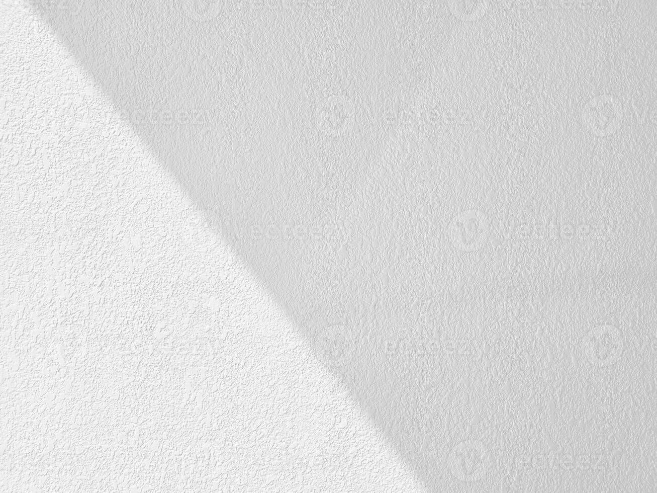 branco reboco parede com luz viga e sombra fundo. foto