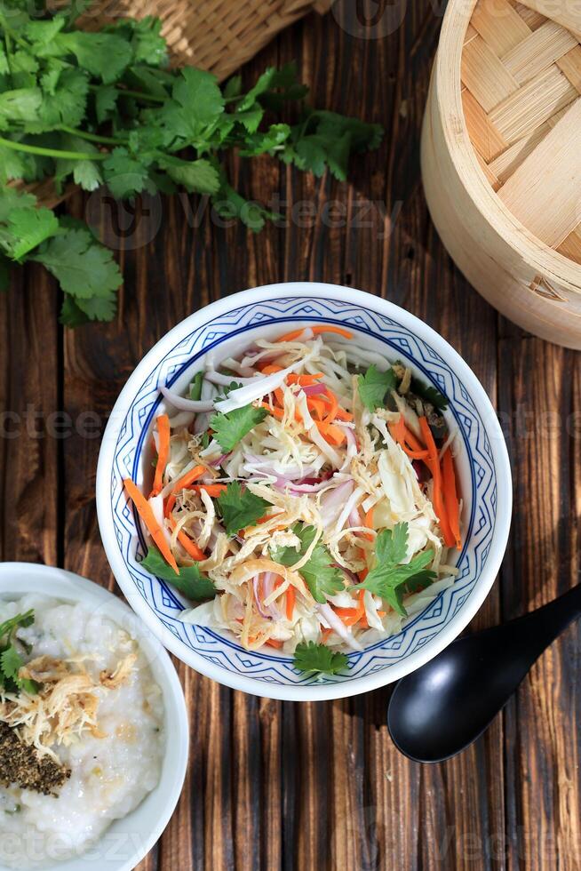 goi ga vietnamita frango vegetal salada foto