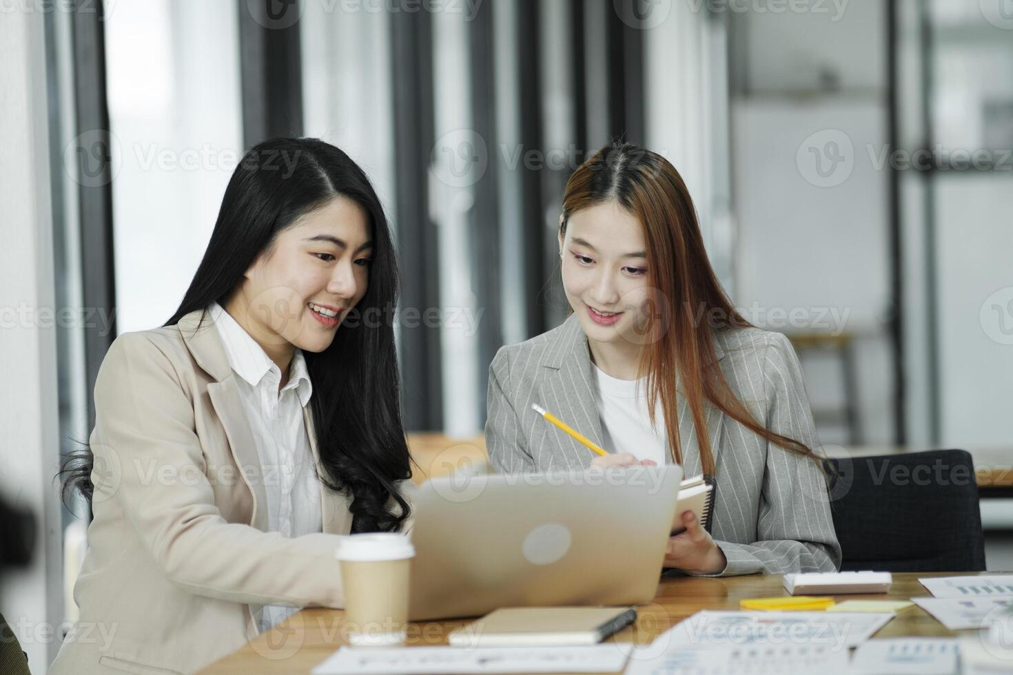 dois o negócio mulheres estão discutindo a trabalhos elas ter feito juntos e trocando Ideias. para trabalhos para desenvolve a o negócio melhorar. foto