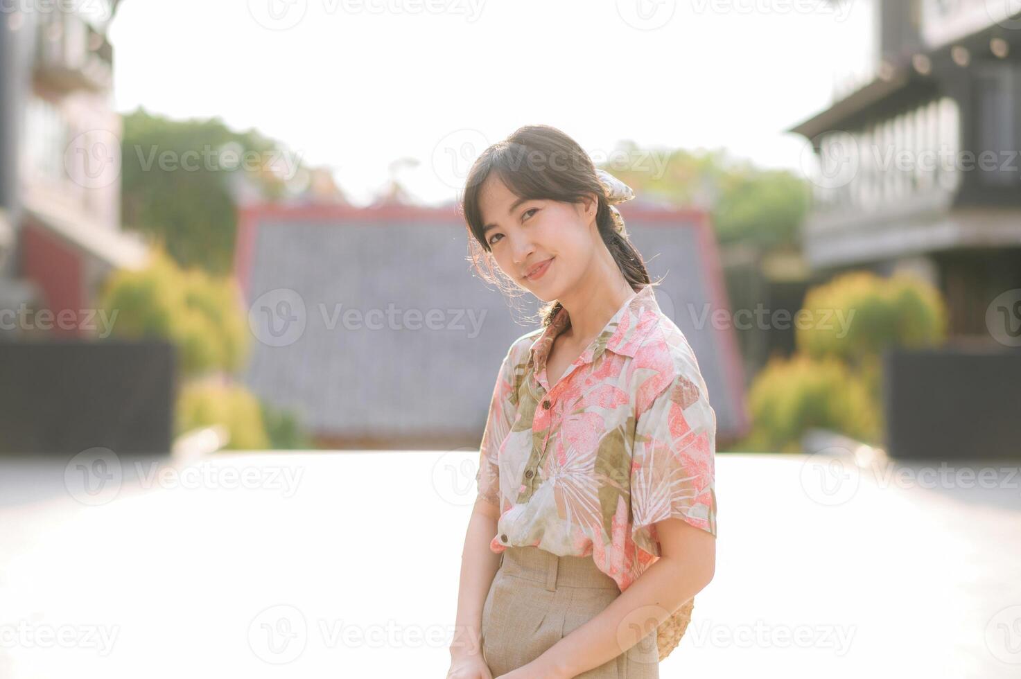 retrato lindo jovem ásia mulher em verão feriado período de férias viagem dentro tailândia. jovem hipster fêmea turista passeios turísticos verão urbano Bangkok destino. Ásia verão turismo conceito. foto