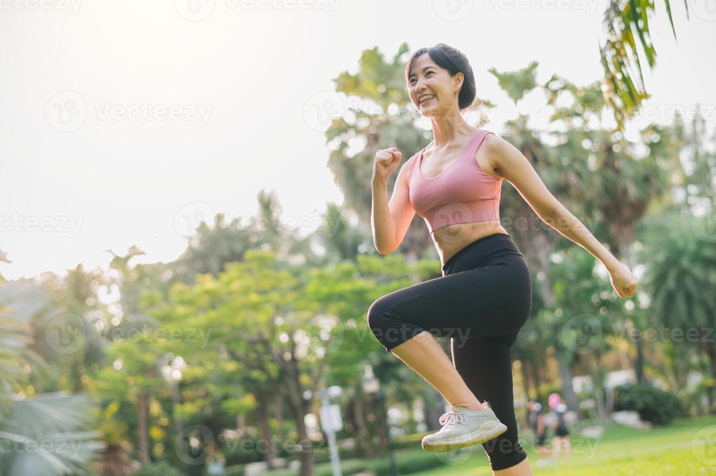 ginástica viagem do uma em forma 30s ásia mulher vestindo Rosa roupa de esporte Como ela exercícios dentro uma público parque às pôr do sol. explorar a conceito do bem estar e bem estar através isto inspirador cena foto