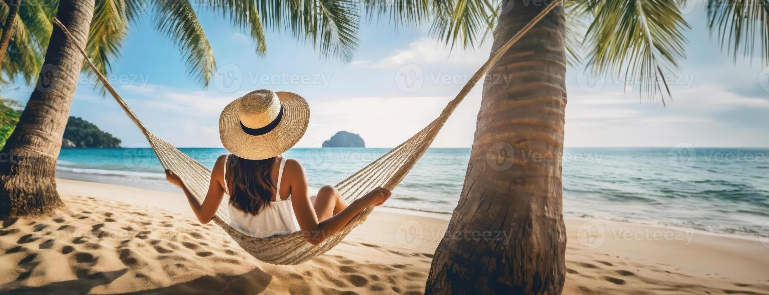 ai gerado mulher relaxante dentro uma maca entre Palma árvores em uma de praia. uma pessoa com Sol chapéu mentiras dentro uma maca amarrado entre dois Palma árvores em uma tropical arenoso de praia. foto