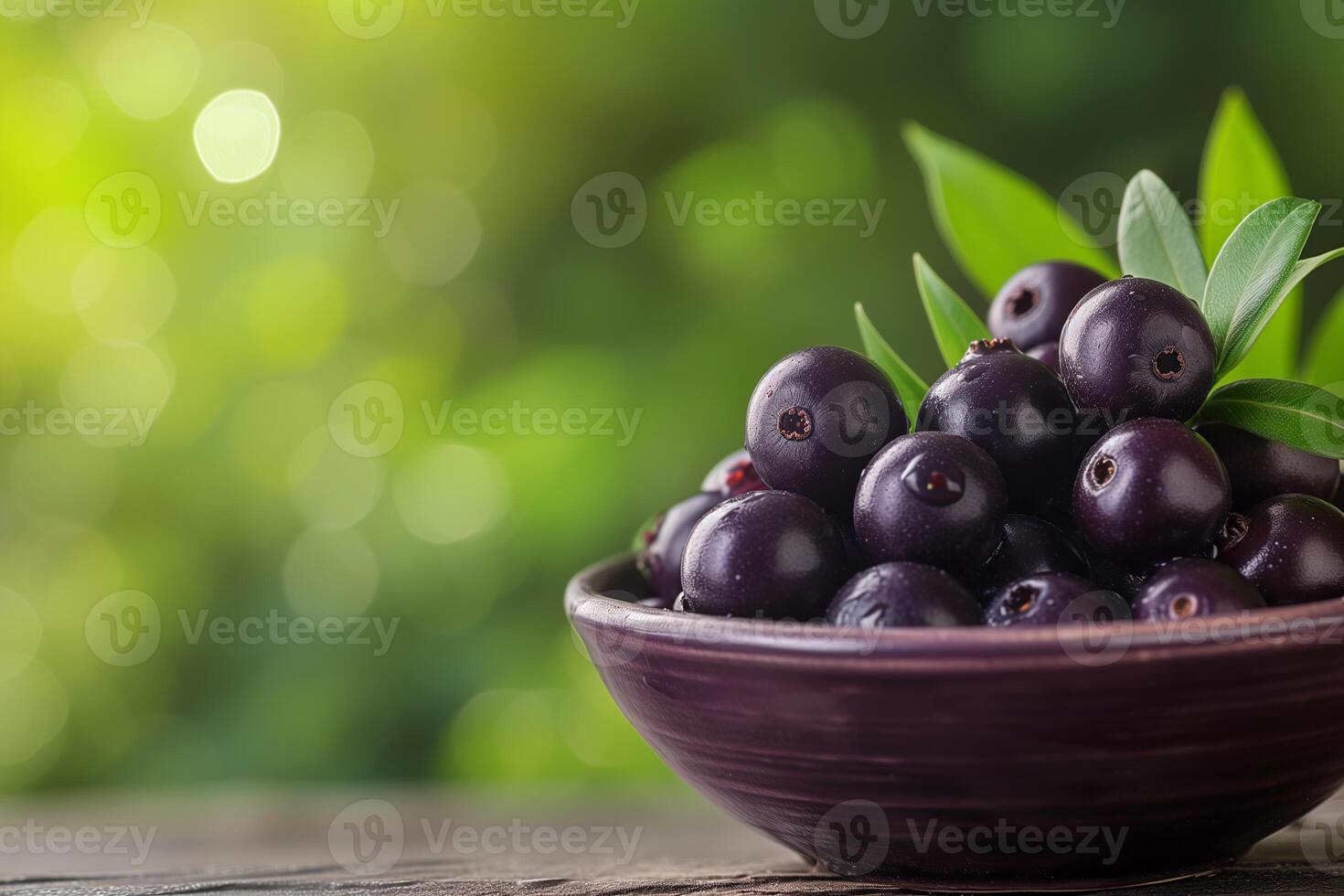 ai gerado fresco Açaí bagas tigela em natural verde fundo foto