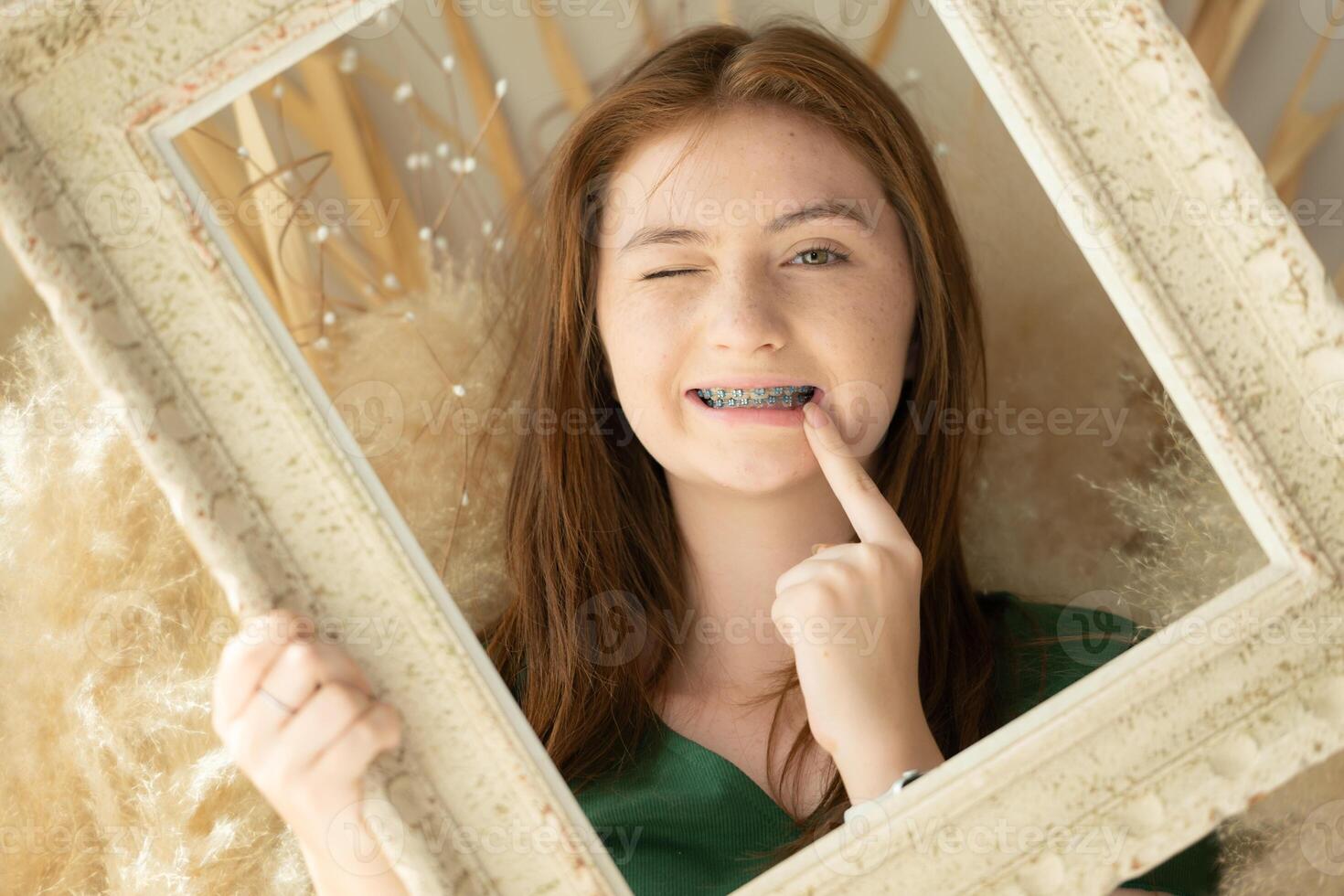 retrato do Adolescência menina com suspensórios dentro cenário quadro, Armação foto