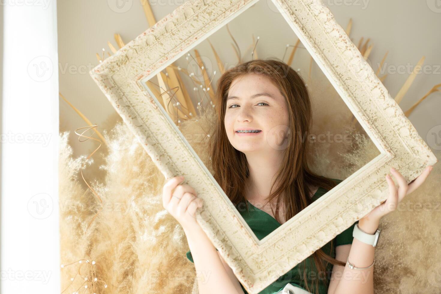 retrato do Adolescência menina com suspensórios dentro cenário quadro, Armação foto