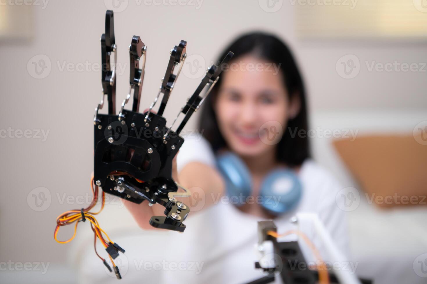 retrato do Adolescência meninas alunos estudando com mão robô modelo dentro a vivo quarto foto