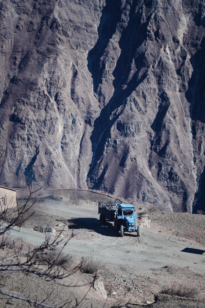 morro acima trator dentro a himalaia foto