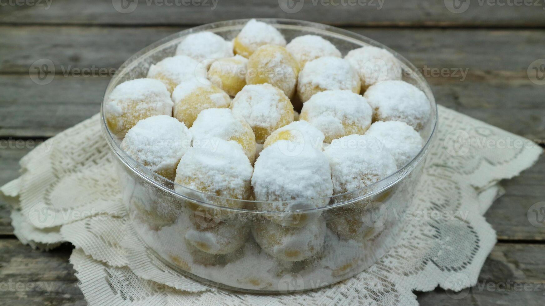 kue putri salju ou neve branco biscoitos é uma biscoitos este borrifado com gelo açúcar foto