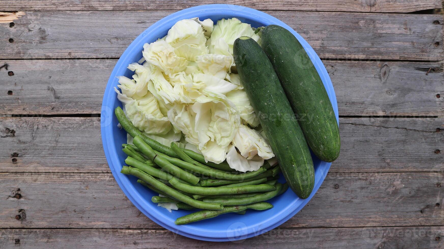 repolho, verde feijões e pepinos para vegetarianos. isolado em cinzento fundo. foto