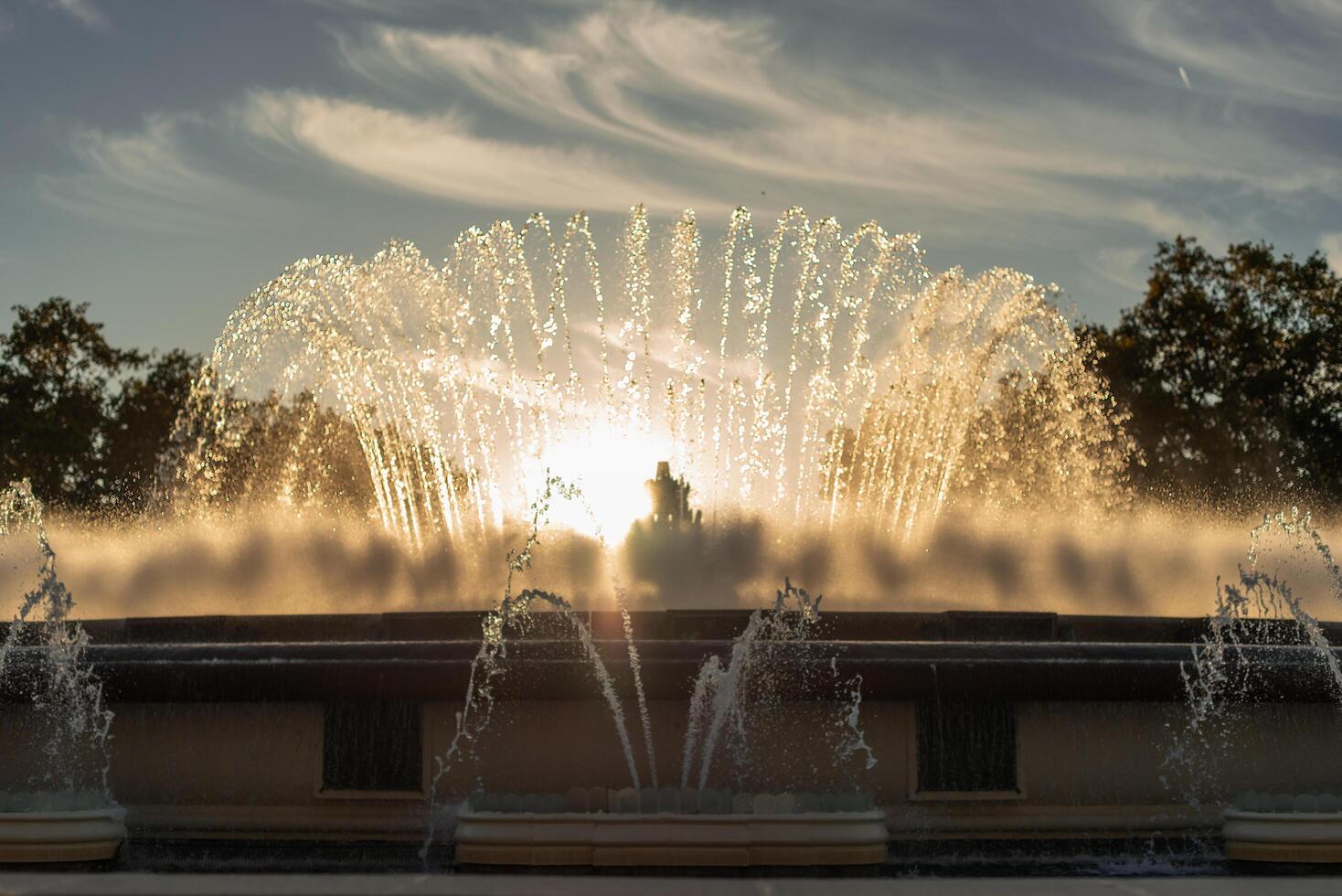 Magia fonte às pôr do sol dentro Barcelona foto