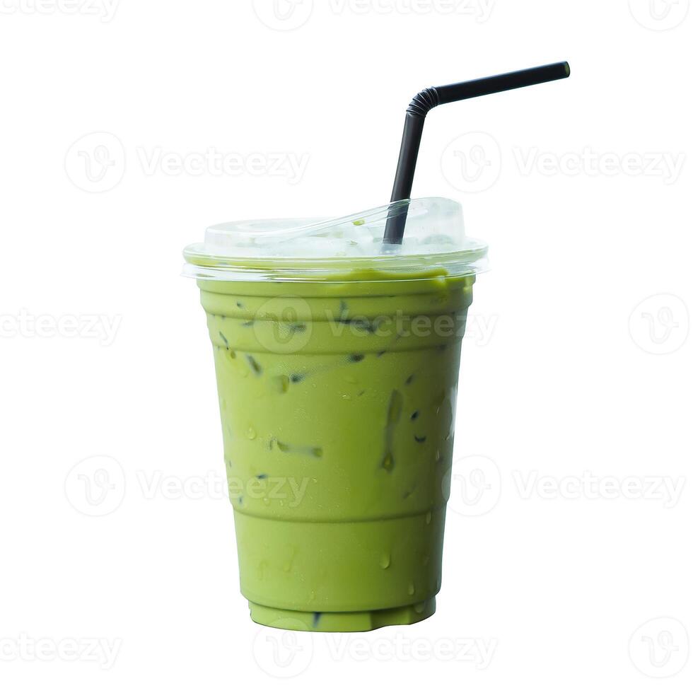 gelado matcha verde chá em vidro isolado branco fundo. foto