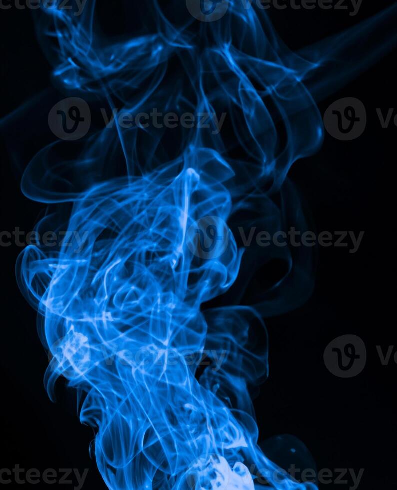 azul fumaça abstrato em Preto fundo, tóxico gás, Trevas conceito foto