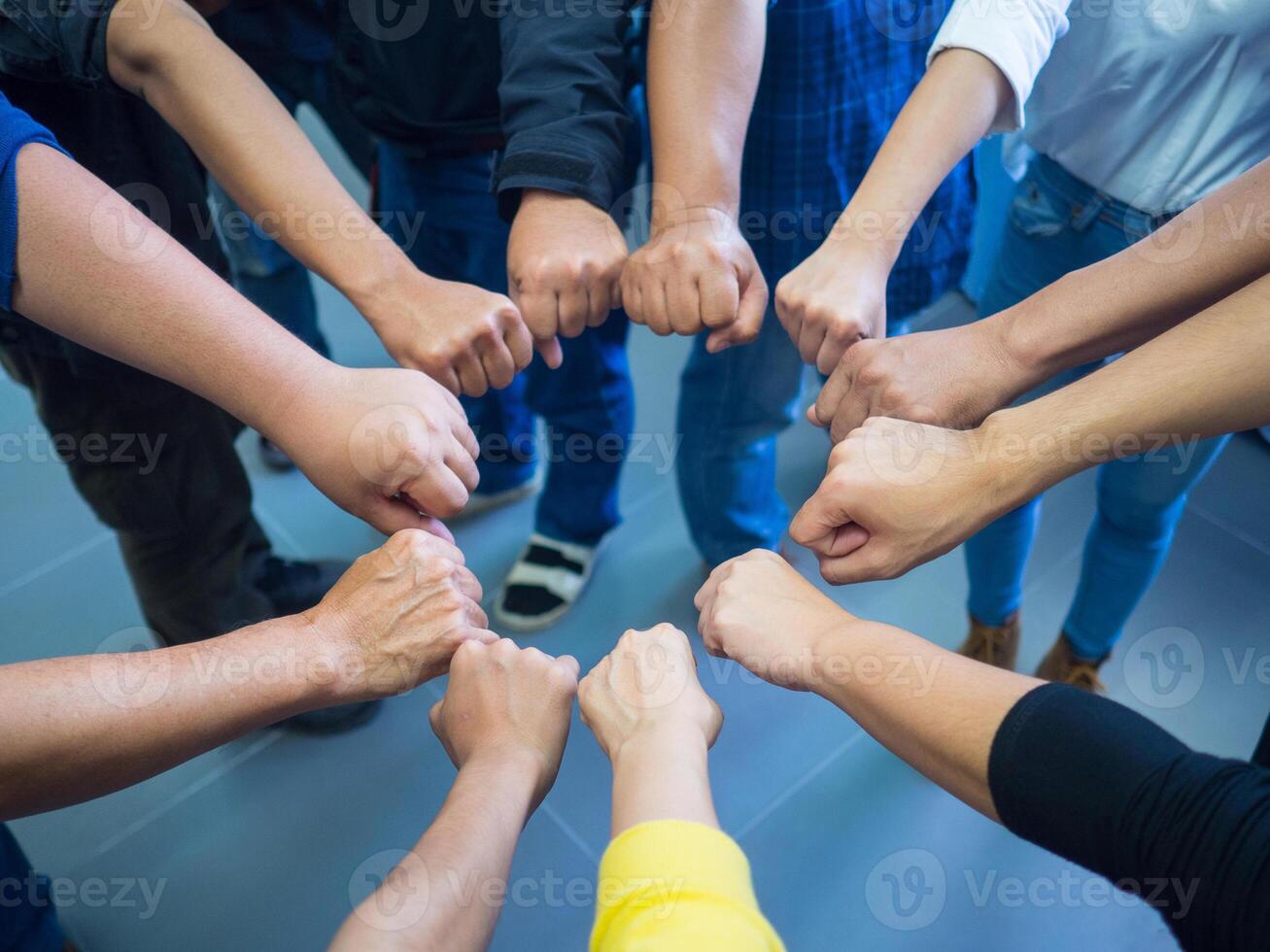 fechar-se imagem do muitos pessoas colocando seus punhos juntos Como símbolo do unidade. trabalho em equipe conceito. foto