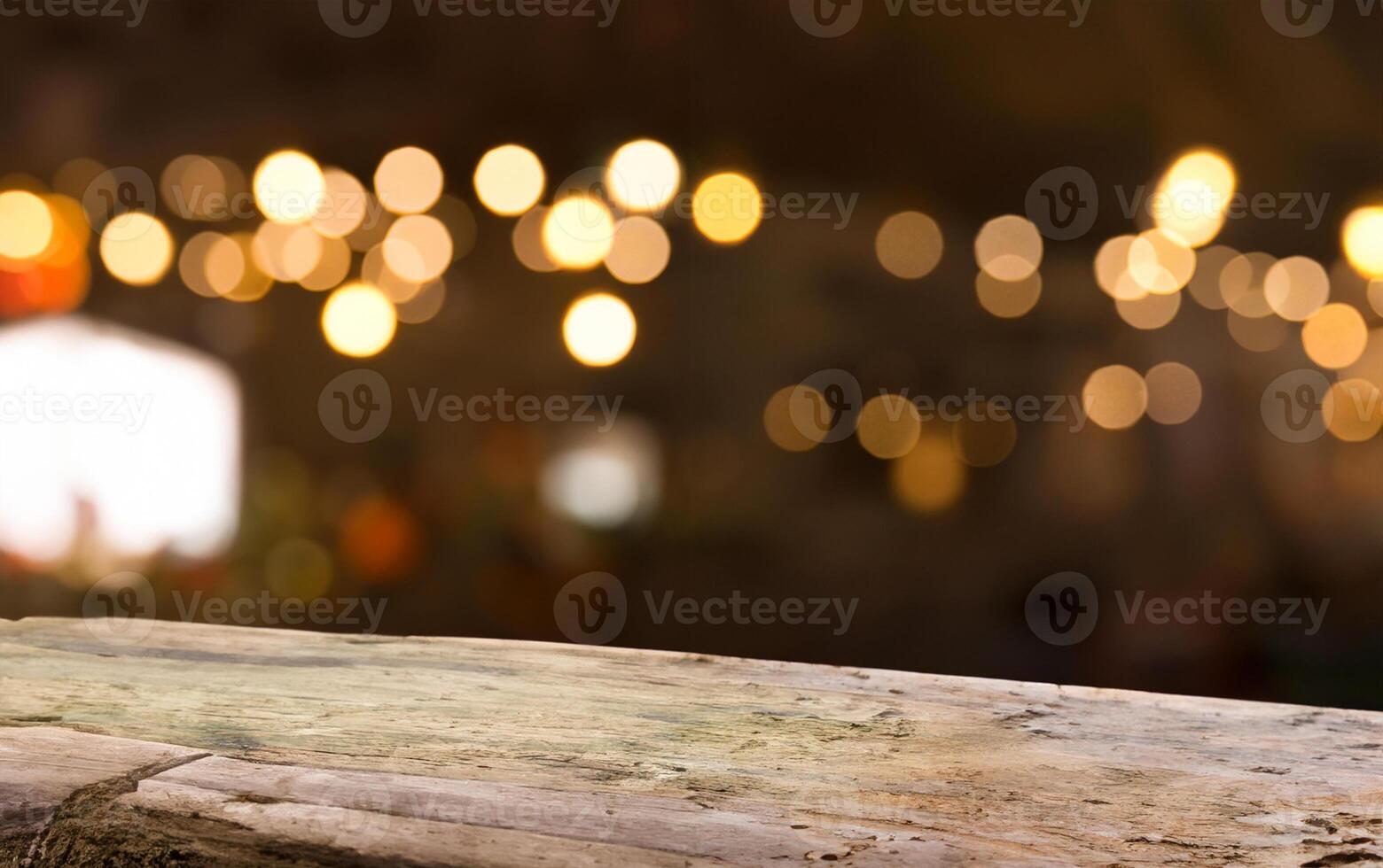 esvaziar madeira mesa topo em borrão luz ouro bokeh do cafeteria restaurante dentro Sombrio fundo foto