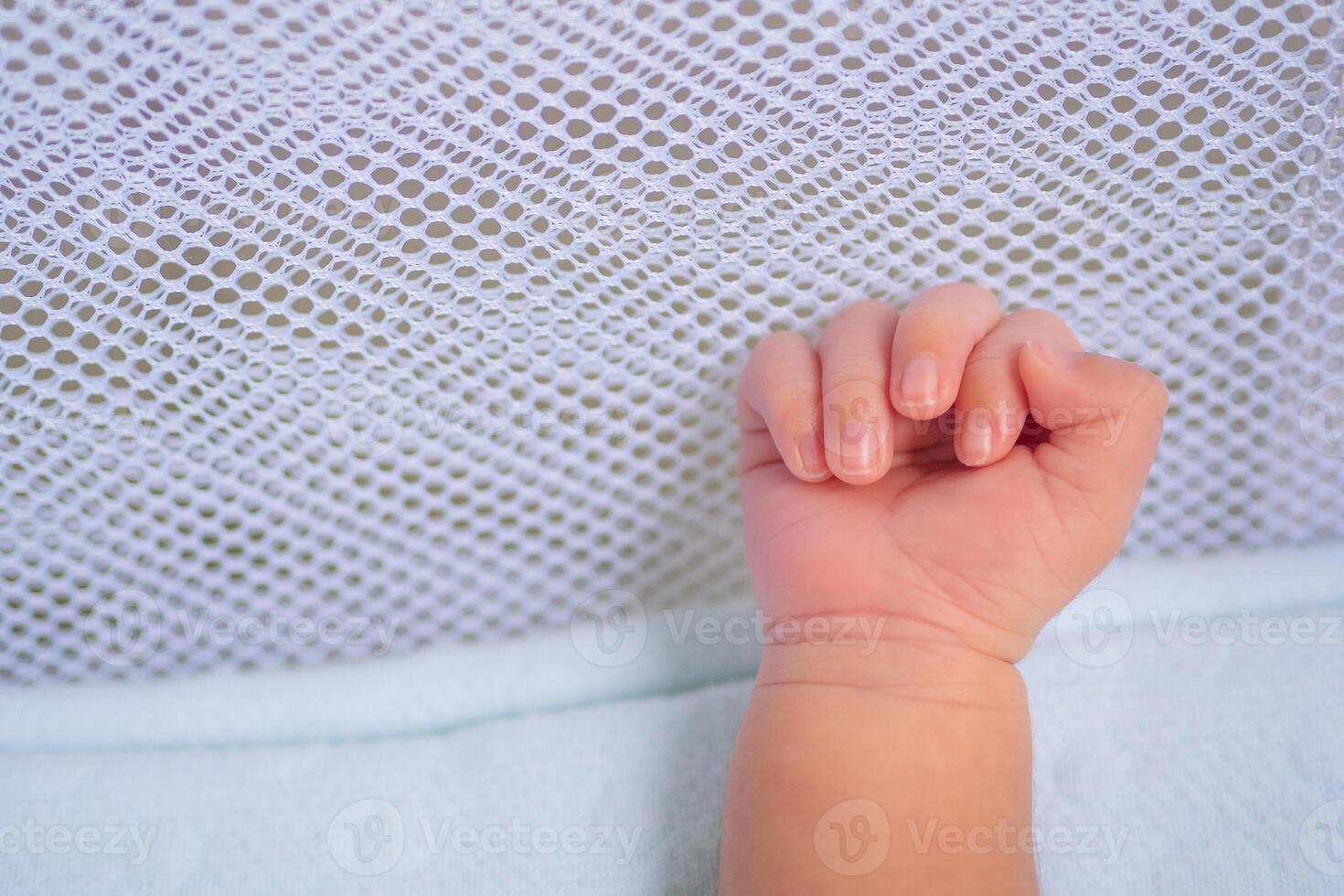pequeno mão do recém-nascido bebê em uma branco cobertor foto