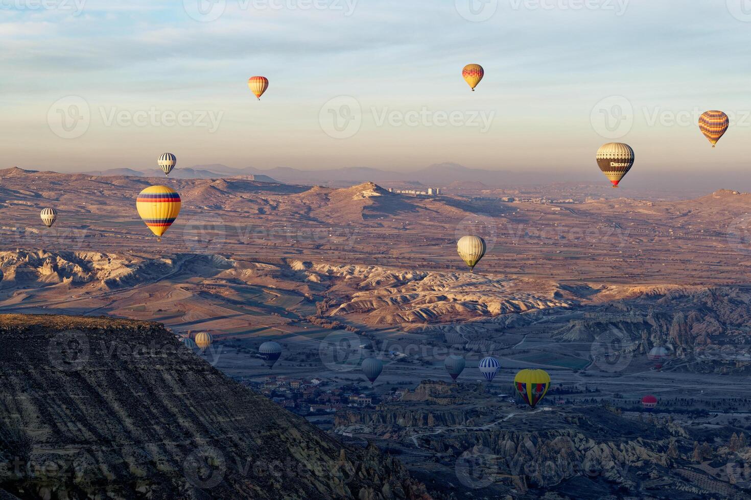 quente ar balão voar dentro Goreme dentro Peru durante nascer do sol. passeio dentro uma quente ar balão, a a maioria popular atividade dentro Capadócia. romântico e famoso viagem destino. foto