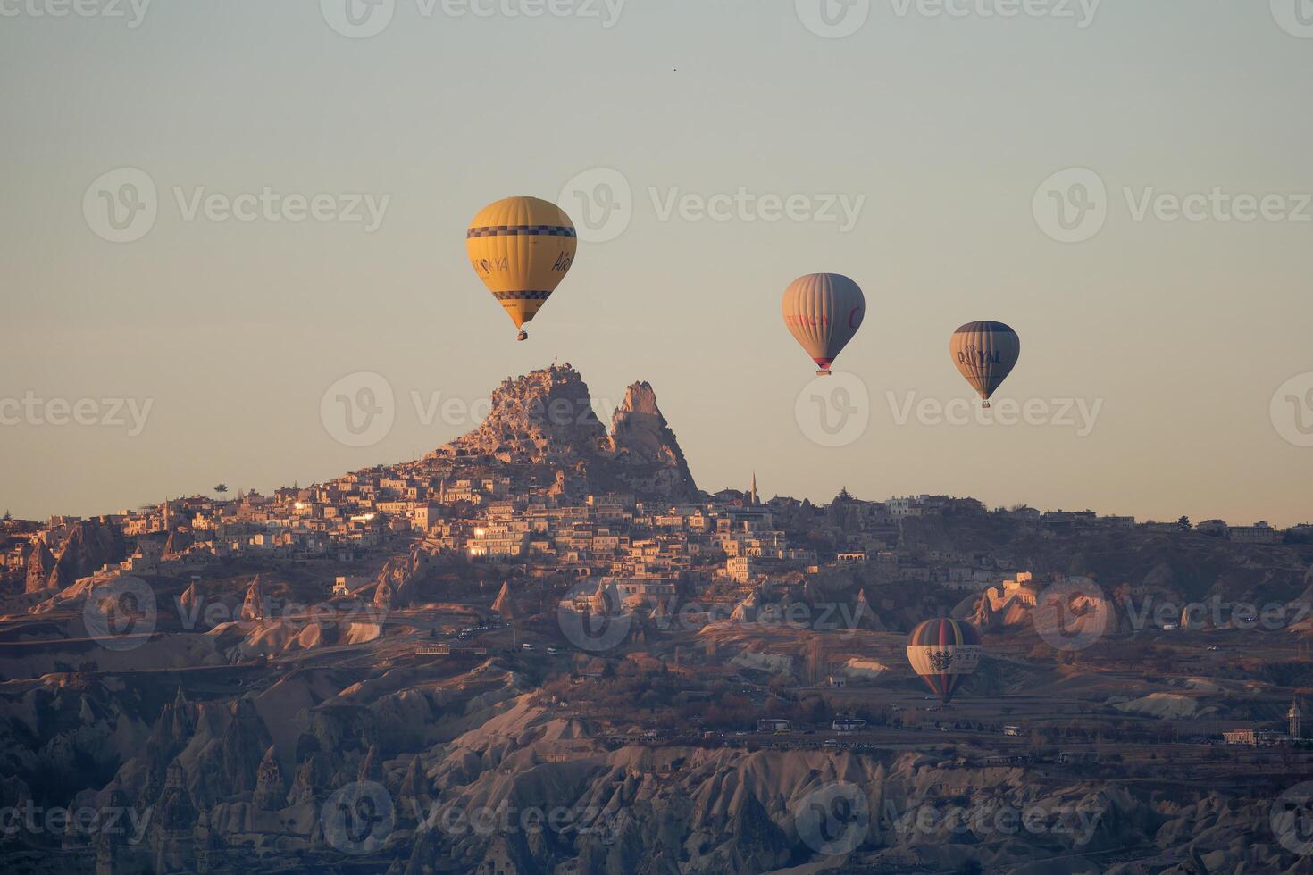 quente ar balão voar dentro Goreme dentro Peru durante nascer do sol. passeio dentro uma quente ar balão, a a maioria popular atividade dentro Capadócia. romântico e famoso viagem destino. foto