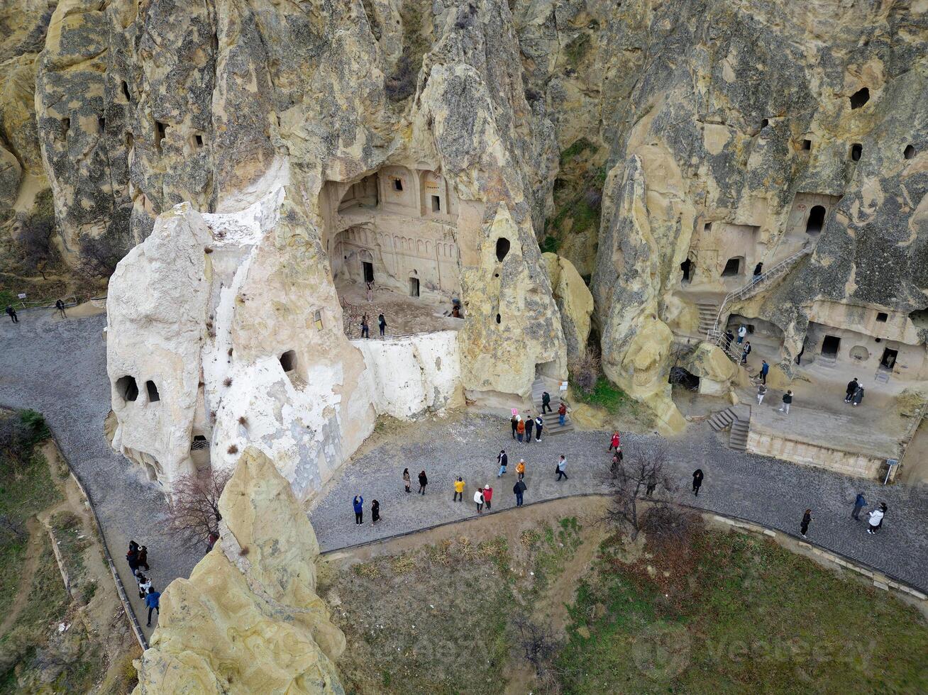 Visão do a Goreme aberto ar museu dentro Capadócia, peru. isto unesco mundo herança local é a essencial Pare em qualquer capadócio itinerário. turistas visitando a histórico local. foto