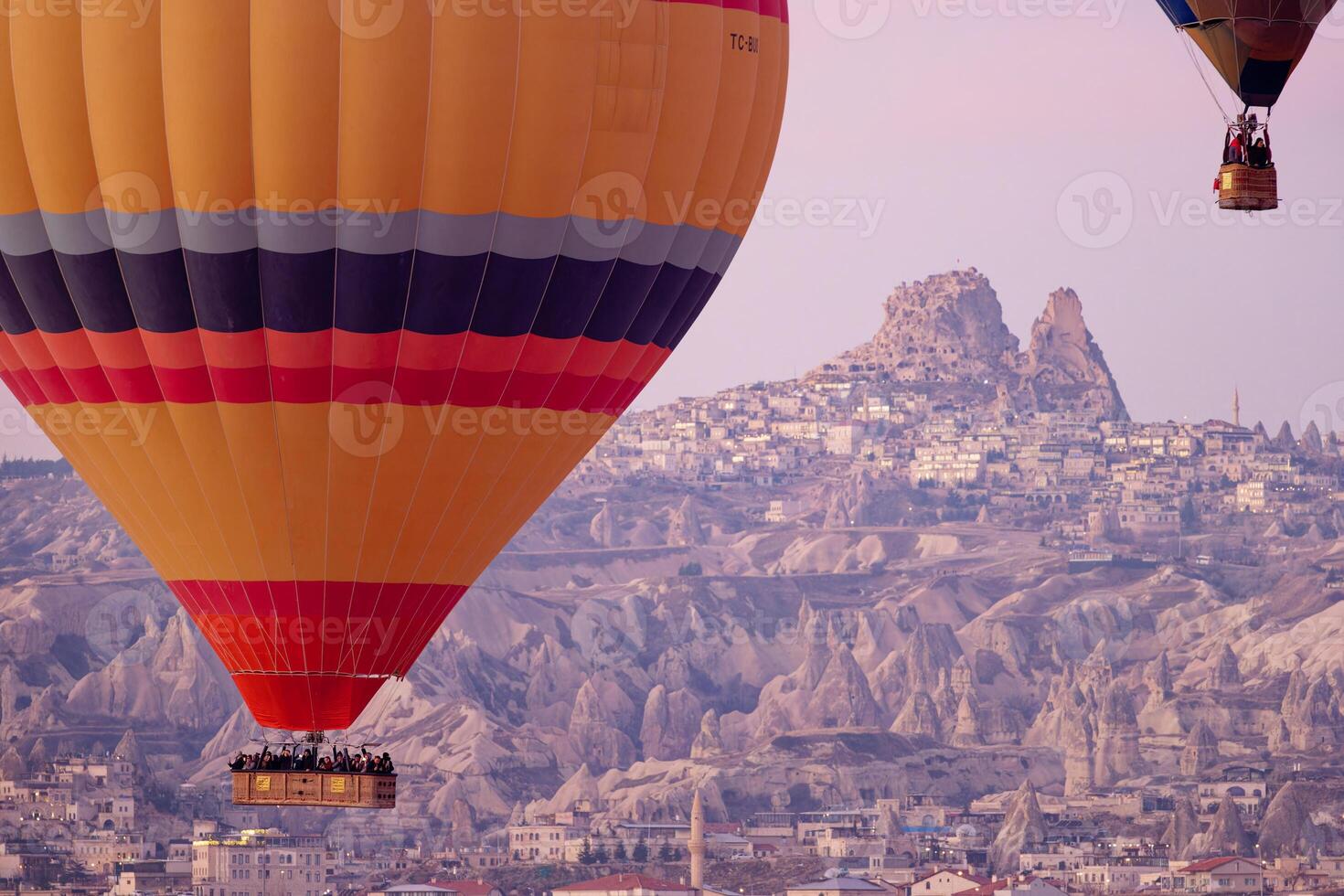 quente ar balão voar dentro Goreme dentro Peru durante nascer do sol. passeio dentro uma quente ar balão, a a maioria popular atividade dentro Capadócia. romântico e famoso viagem destino. foto