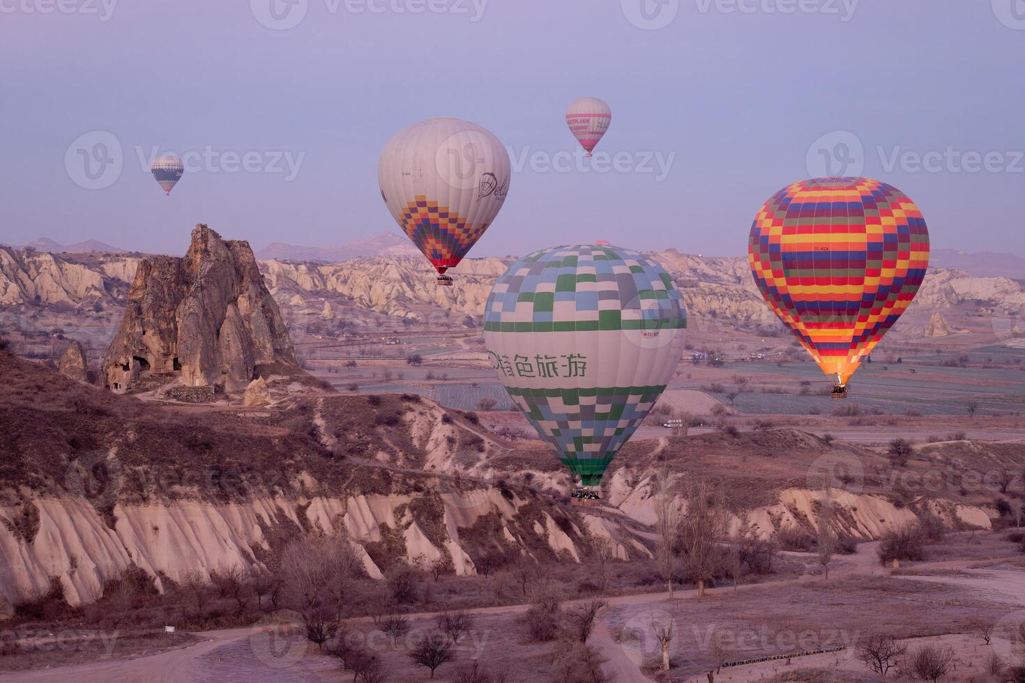 quente ar balão voar dentro Goreme dentro Peru durante nascer do sol. passeio dentro uma quente ar balão, a a maioria popular atividade dentro Capadócia. romântico e famoso viagem destino. foto