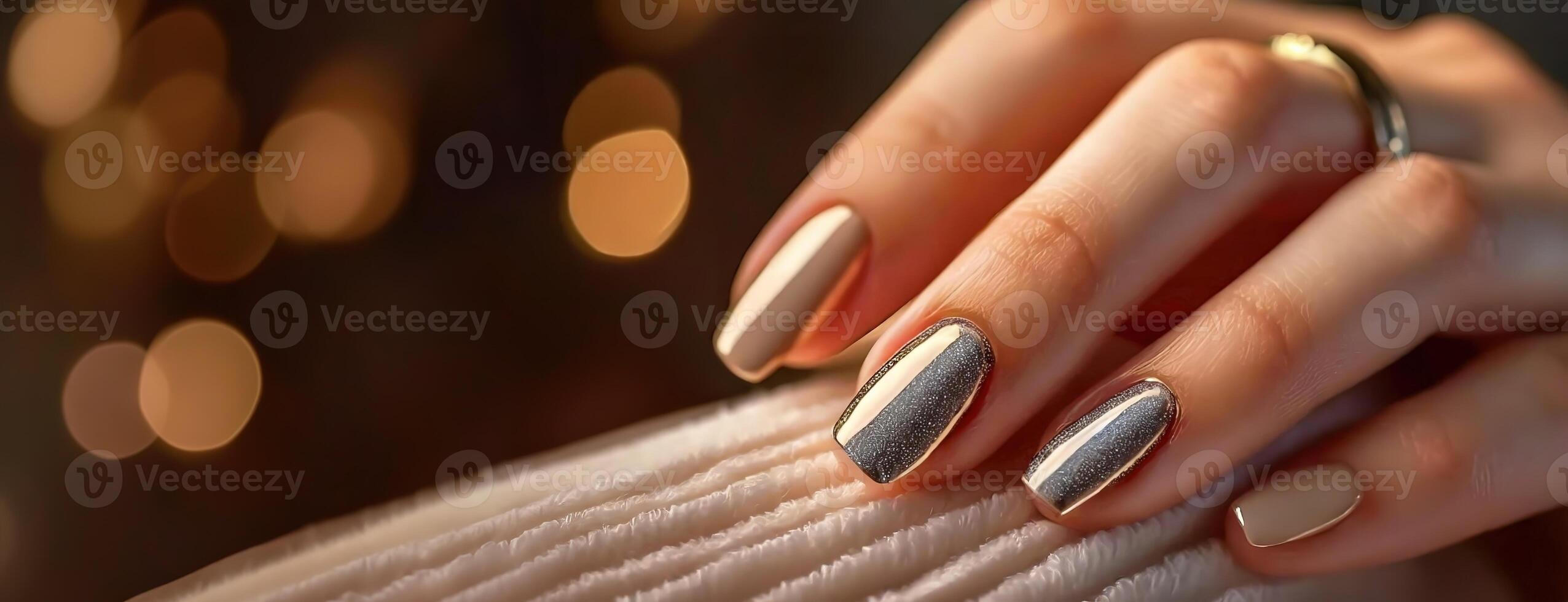 ai gerado fechar-se do fêmea mão com metálico unha polonês. perfeito manicure. panorama com cópia de espaço. foto