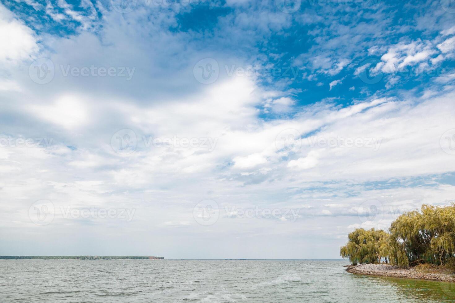 lindo mar Visão com azul céu e nuvens foto