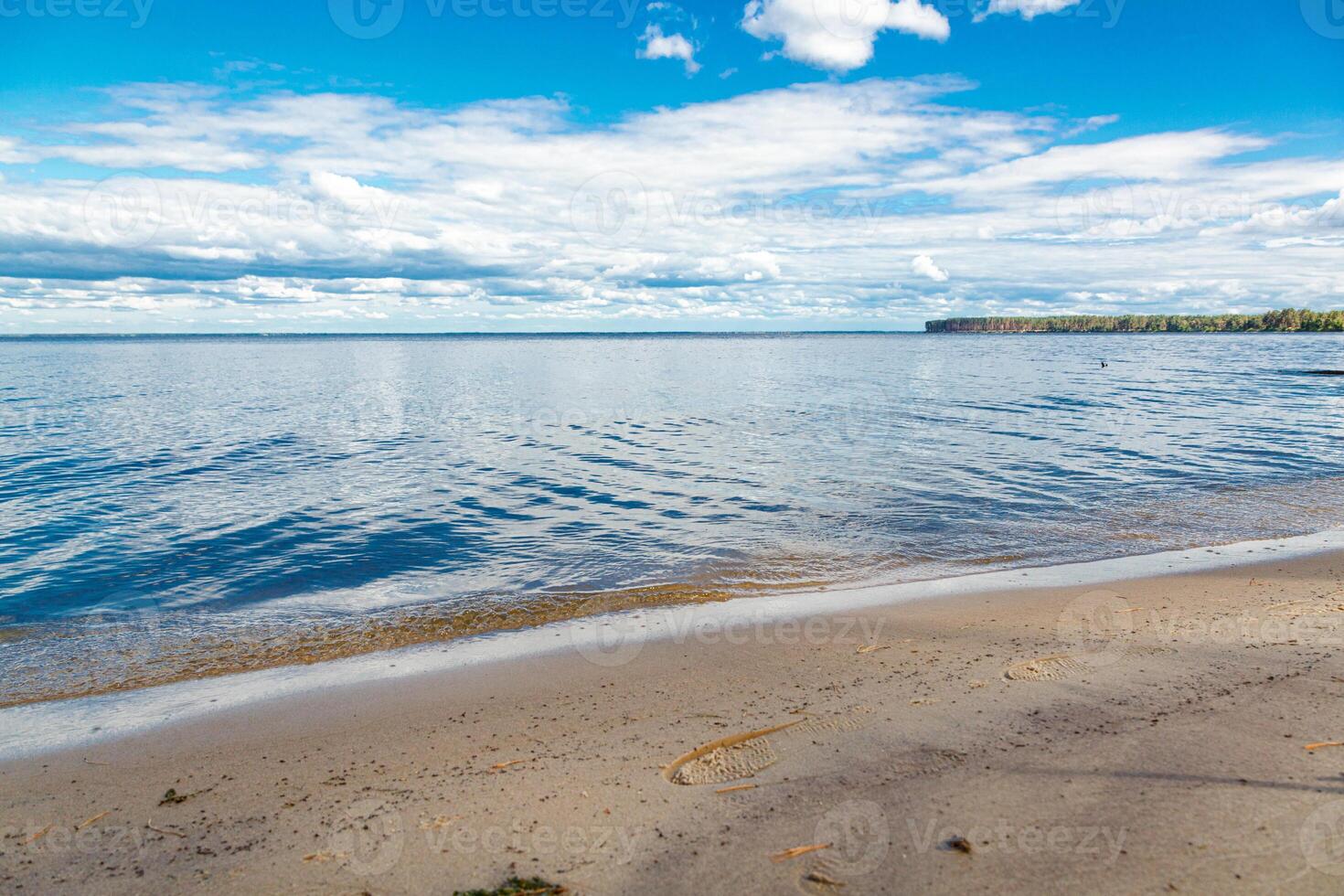 lindo panorama do a mar contra a fundo do uma azul céu com nuvens foto