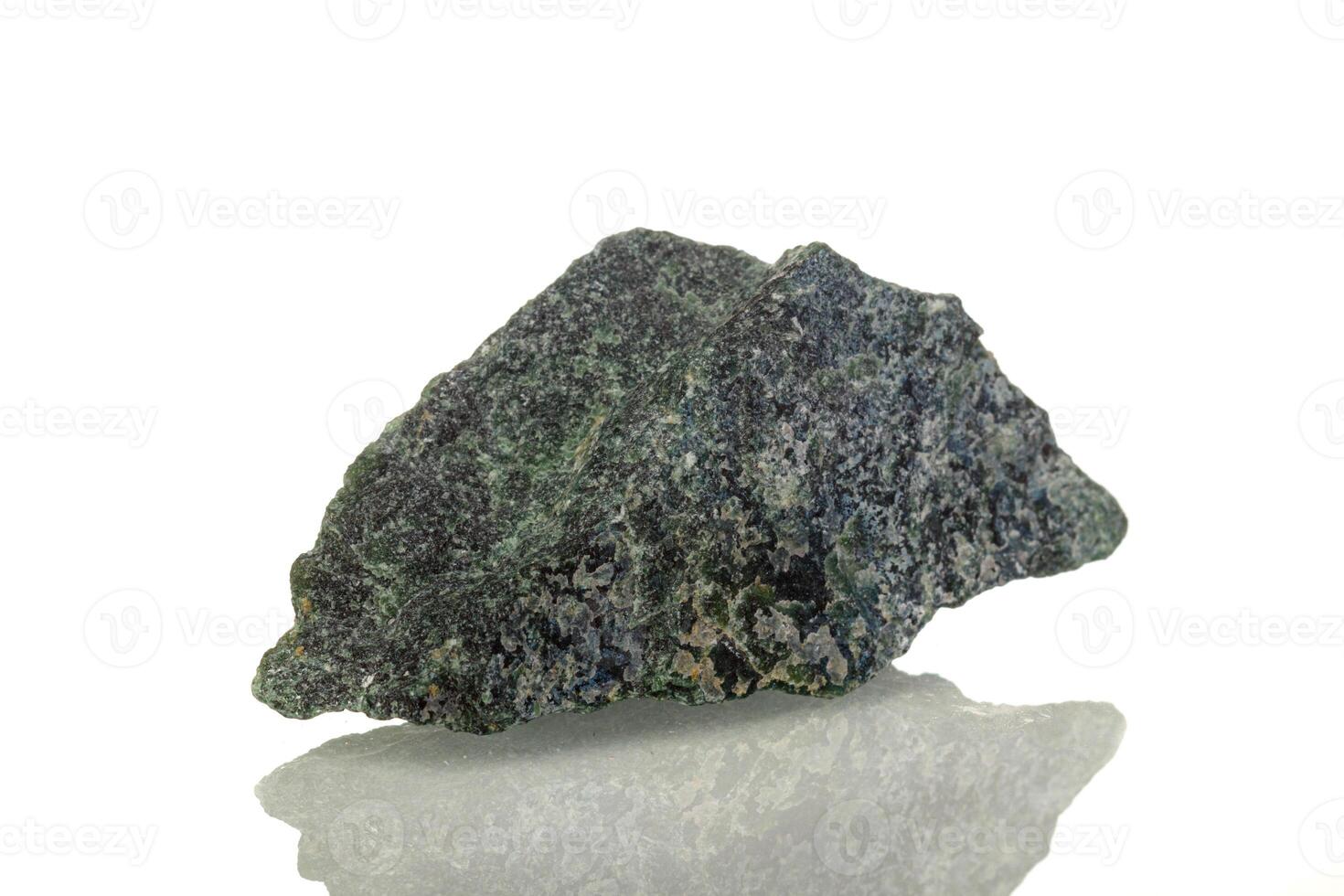 macro mineral pedra dumortierita em uma branco fundo foto
