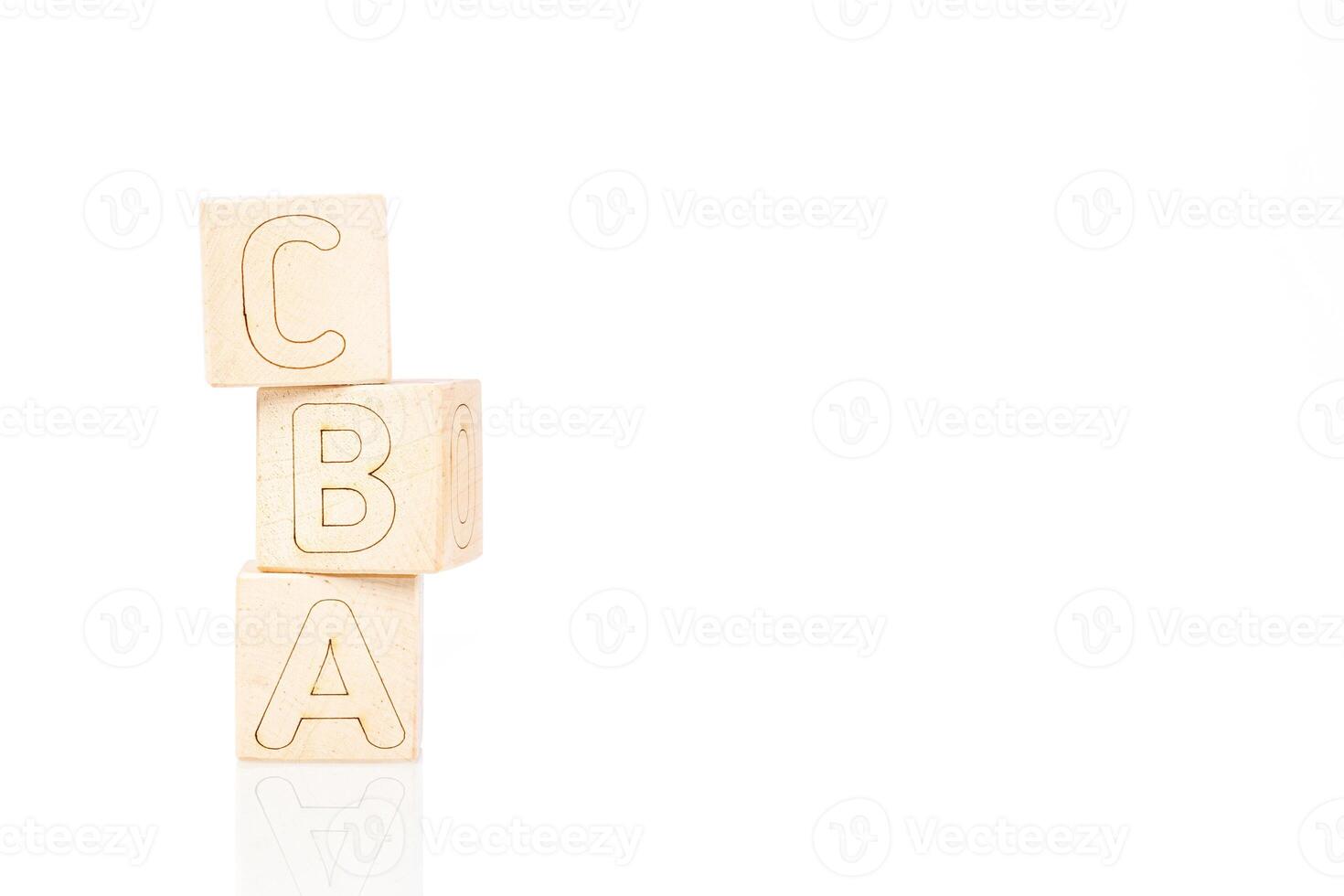 de madeira cubos com cartas abc em uma branco fundo foto