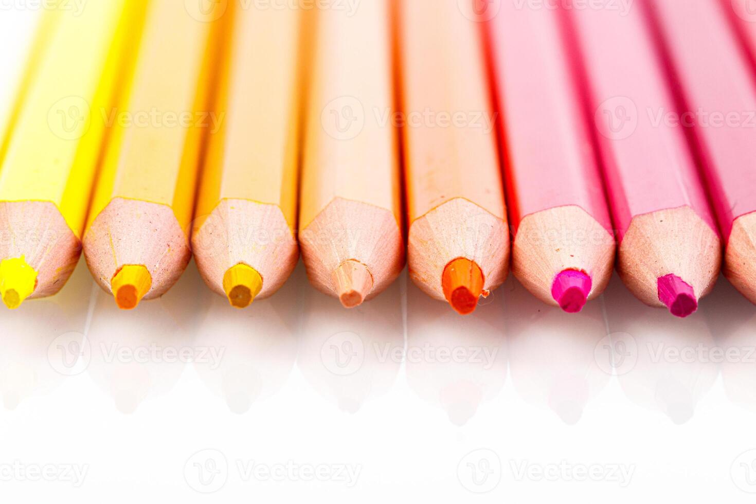 macro multicolorido lápis em uma branco fundo foto