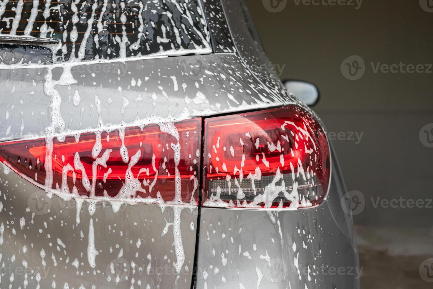 carro limpeza e lavando com espuma Sabonete foto