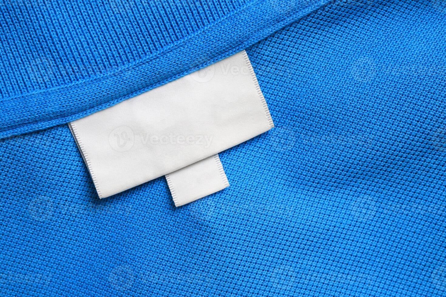 em branco branco lavanderia Cuidado roupas rótulo em azul camisa tecido textura fundo foto