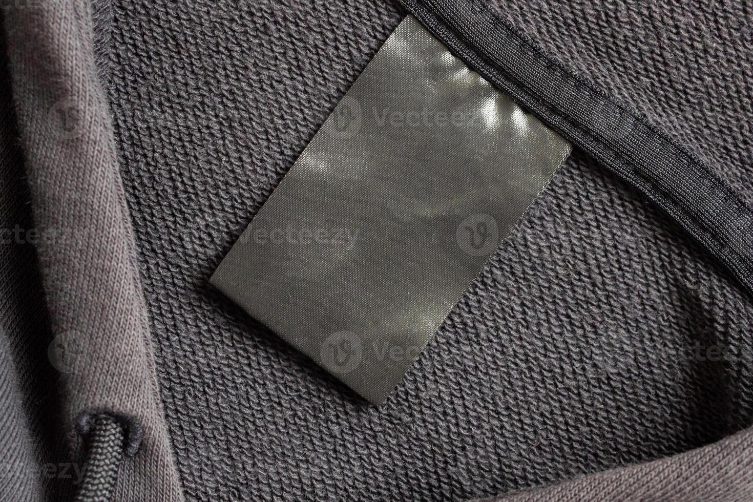 etiqueta de roupas de lavanderia preta em branco no fundo de textura de tecido preto foto
