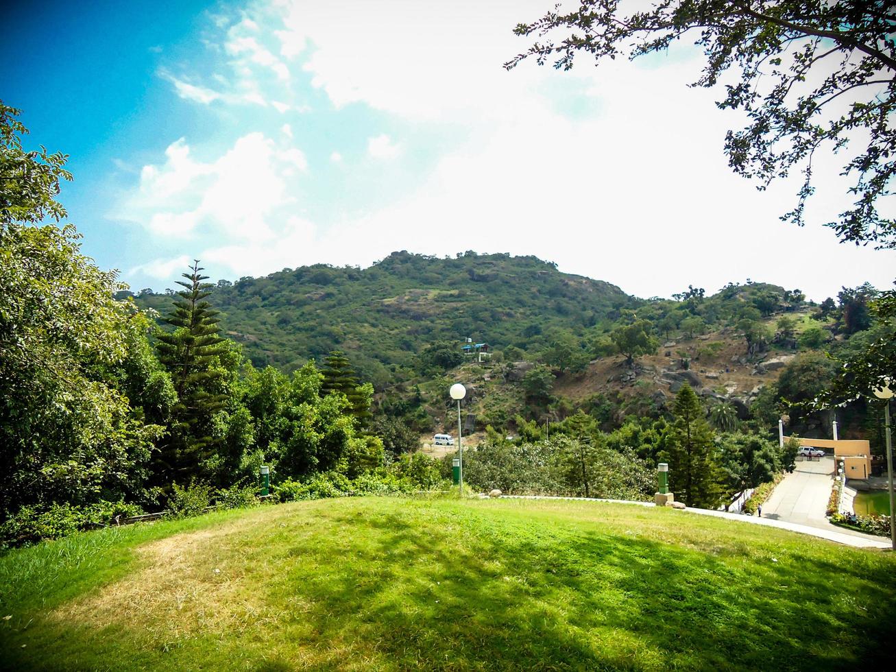 campo de grama verde no parque da cidade na montanha foto