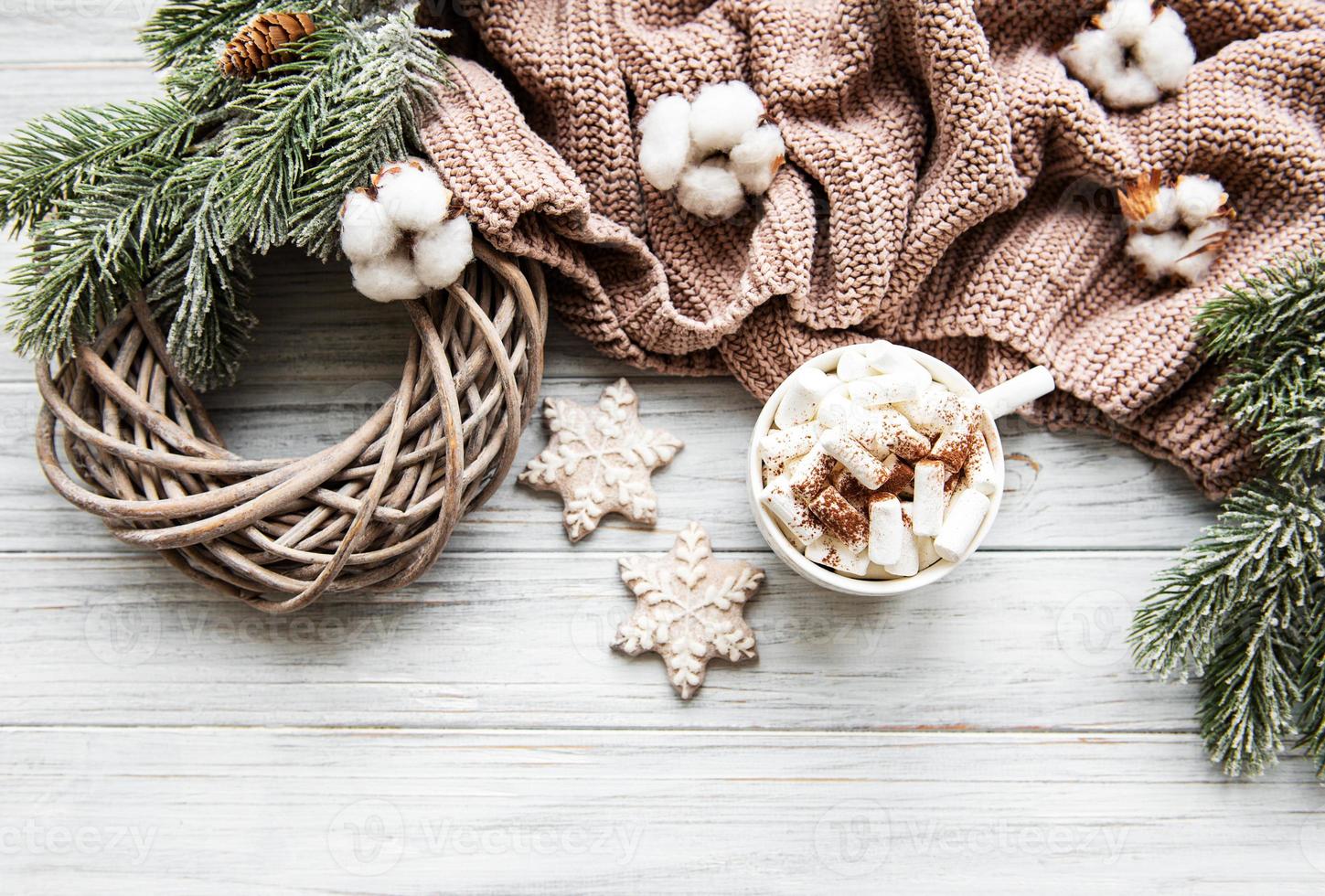 composição de natal com biscoitos e chocolate quente foto