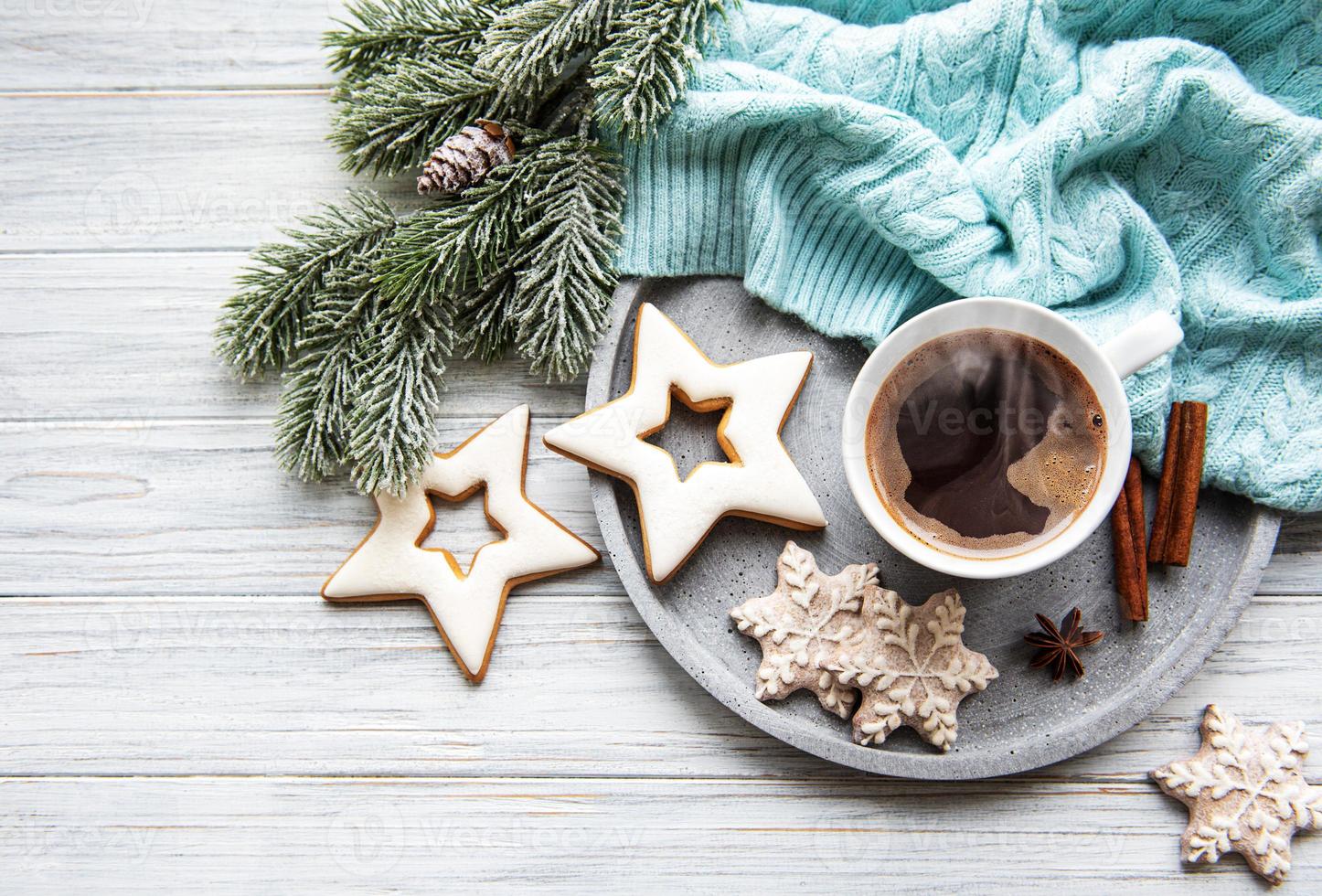 xícara de café e decorações de natal foto