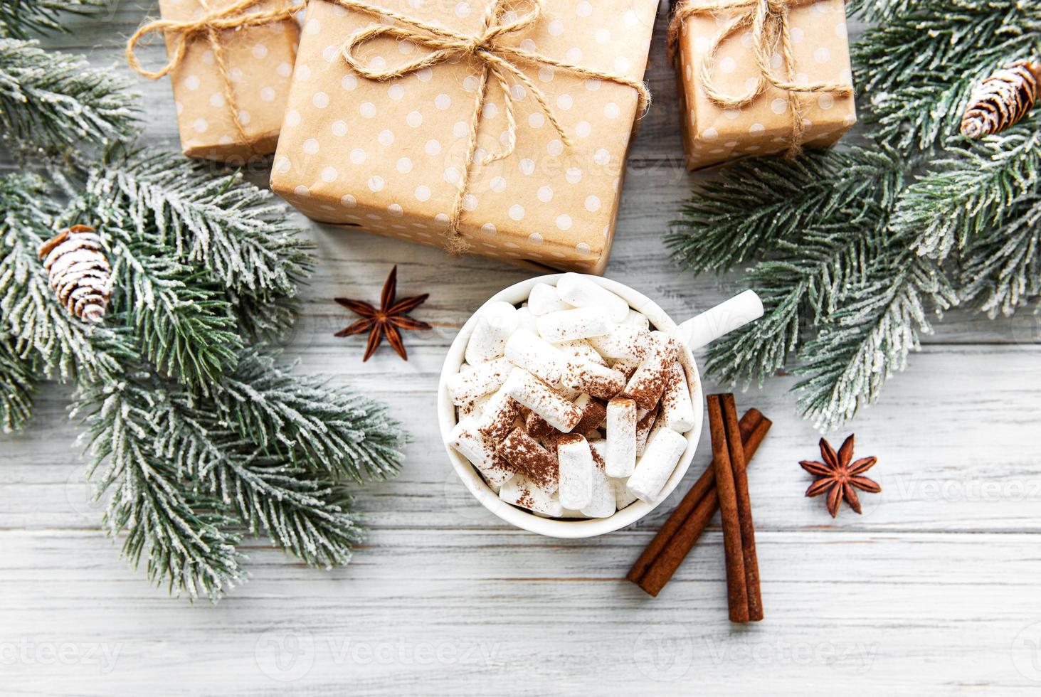 composição de natal com chocolate quente e caixas de presente foto