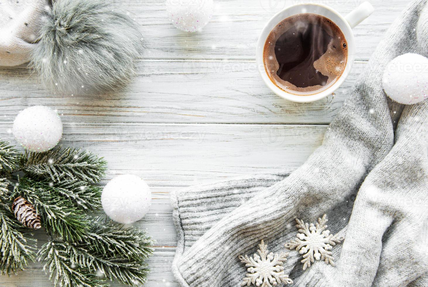 xícara de café e decorações de natal foto