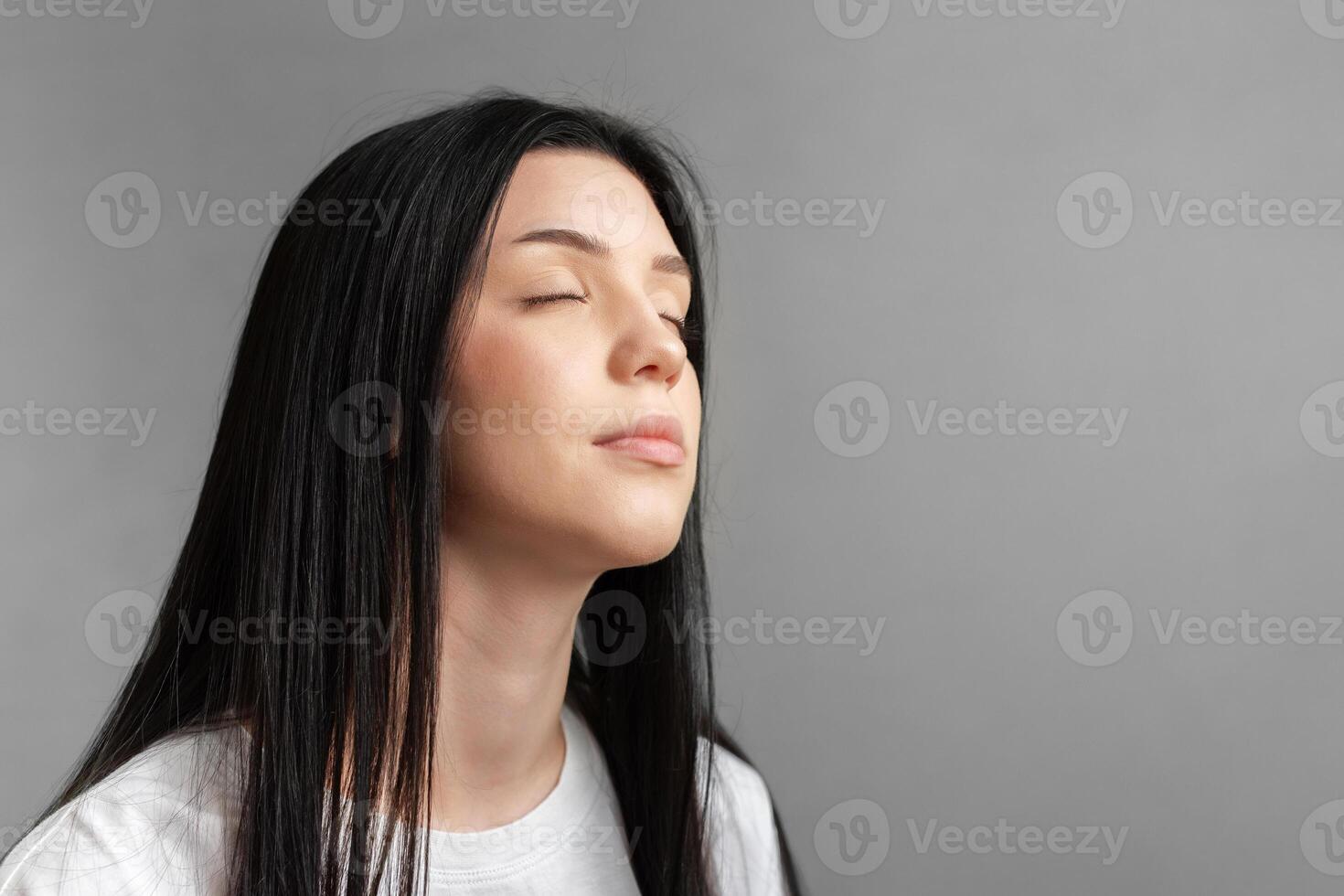 retrato do uma jovem menina quem parece triste. foto