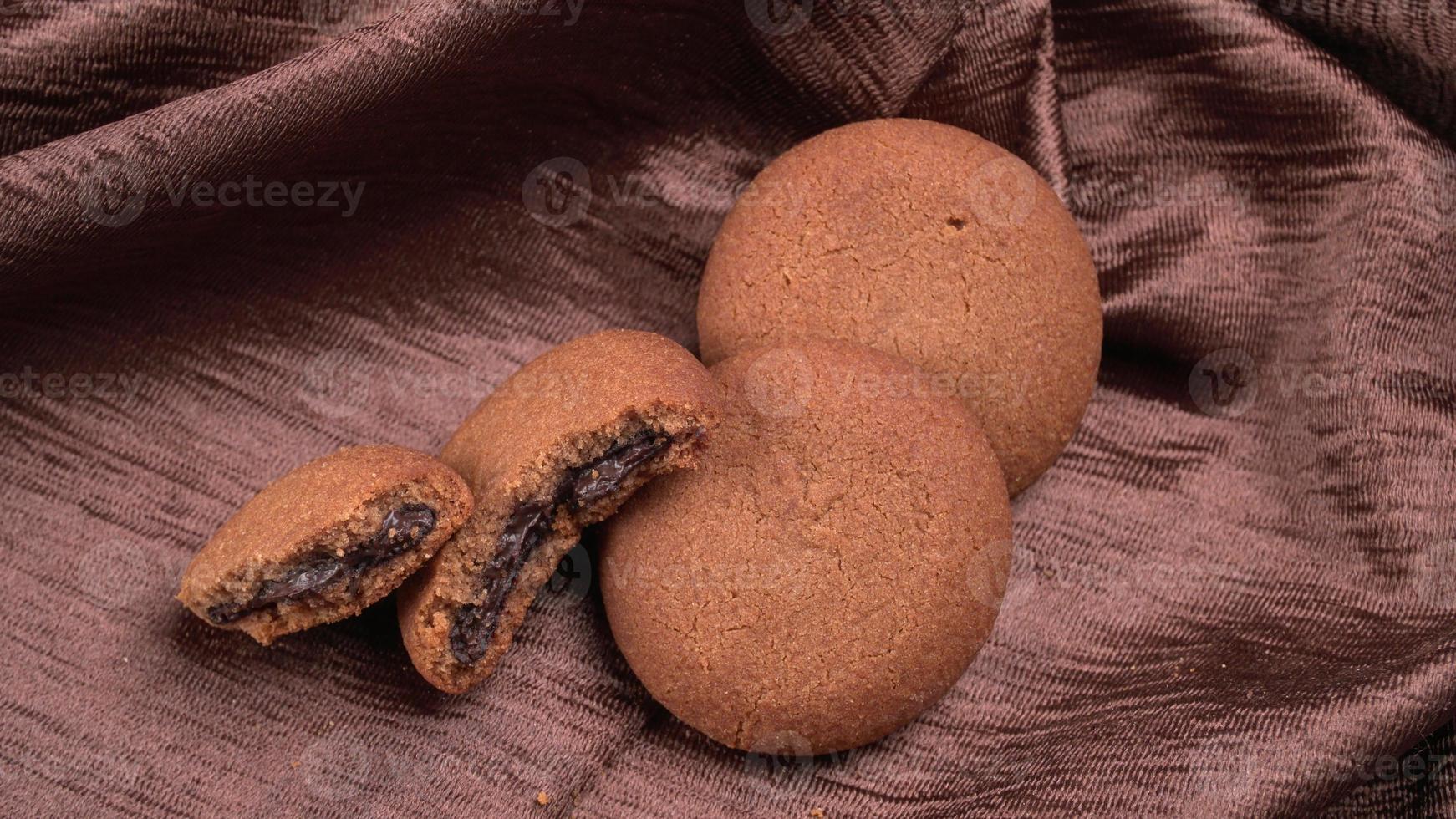 empilhar biscoitos saborosos e de chocolate em um fundo bonito. foto