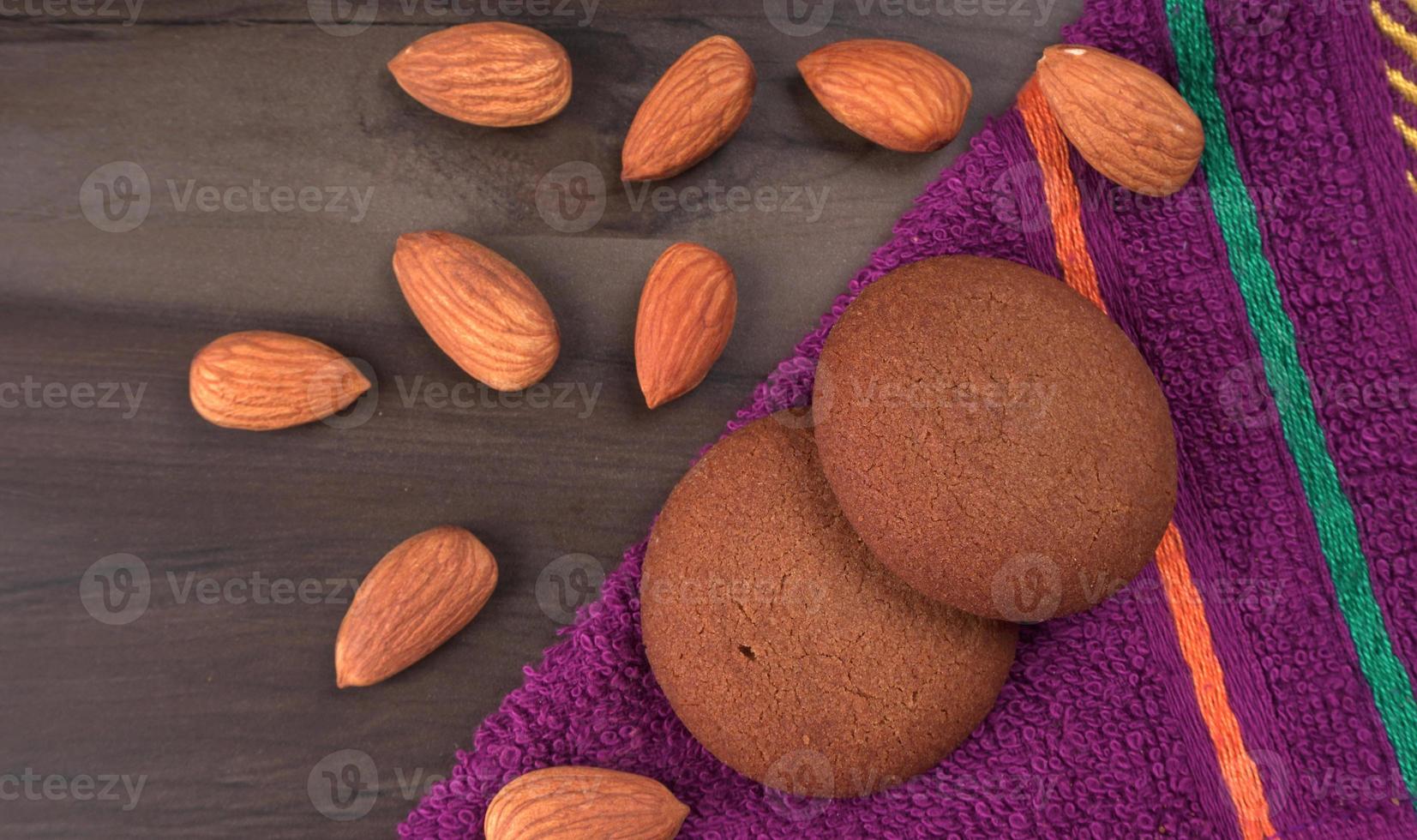 empilhar biscoitos saborosos e de chocolate em um fundo bonito. foto